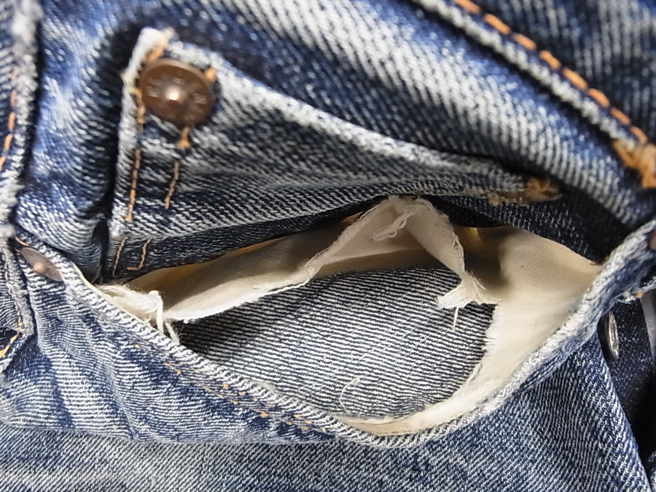 旧DENIMEのジーンズ 前ポケット入口の解体リペア、スレキの交換 